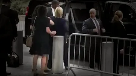 Hillary Clinton își întrerupe campania. Momentul în care i se face rău și e pe punctul de a cădea din picioare. Anunțul făcut de medici. VIDEO