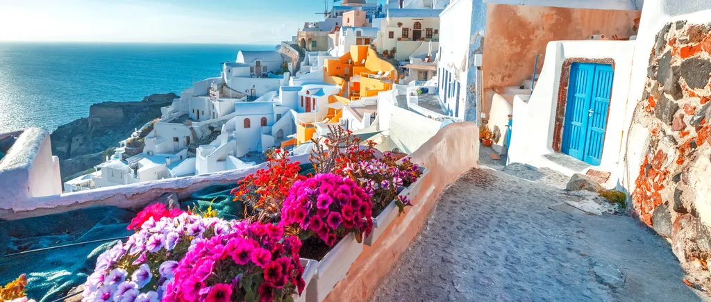 Ce răspuns a primit un turist român care caută o vacanță în Grecia fără conaționali de-ai săi: „Se transformă într-un Eforie cu manele şi coji de seminţe şi chiştoace în nisip“