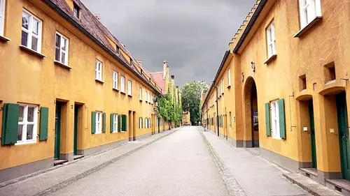Fuggerei, complexul de locuințe din Germania în care oamenii plătesc aceeași chirie de 500 de ani. Care sunt condițiile pentru a achita sub un euro pe an