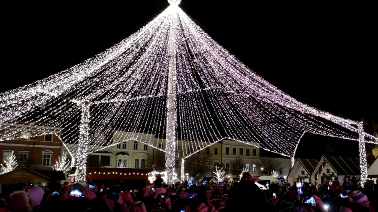 Carusel cu 3.000 de luminițe și patinoar în jurul statuii lui Matei Corvin, la Târgul de Crăciun din Cluj-Napoca