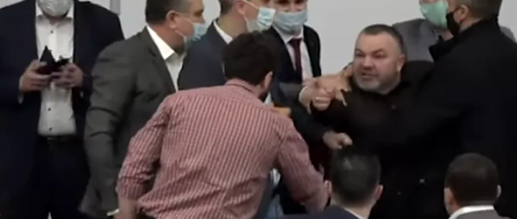 VIDEO - Scandal și îmbrânceli cu pumnii în Consiliul Municipal din Chișinău. „Poliția, poliția, chemați vă rog poliția!”