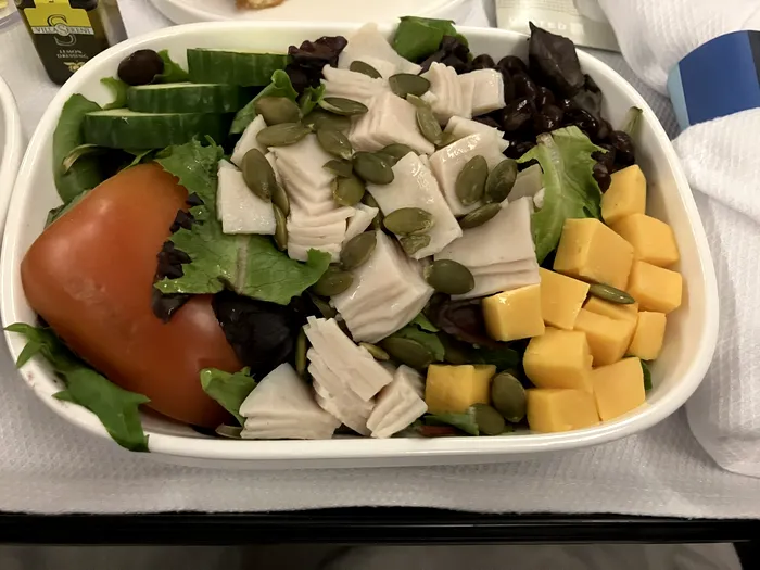 Ce a primit de mâncare un pasager la clasa întâi, în timpul zborului: „Acest bol al tristeții”