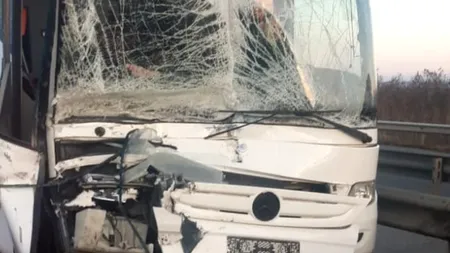 Un autocar cu pasageri, implicat într-un ACCIDENT pe Autostrada București-Pitești. Impact cu un autocamion
