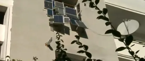 VIDEO | Un clujean și-a montat panouri solare la geam, nu pe acoperiș. Ce spun autoritățile despre metoda sa inedită de a-și reduce costurile la energia electrică