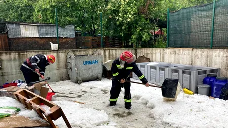 Horezu arată ca iarna în plină vară. Străzi și curți acoperite de grindină, după avertizarea cod galben | FOTO, VIDEO