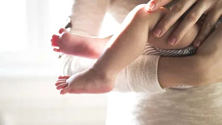 Bebeluș transportat de urgență cu elicopterul SMURD la București pentru a fi operat. Copilul s-a născut cu o malformație gravă