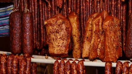 Interlopeală românească. Patru bărbați au năvălit peste o femeie de 78 de ani ca să-i fure cârnații din cămară!