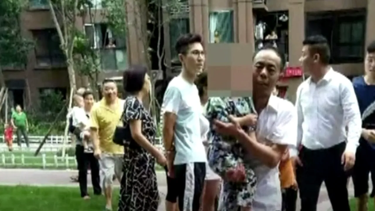 Momente înfricoșătoare: Un băiețel a căzut de la etajul 6, dar a supraviețuit / Mobilizarea martorilor a fost exemplară - VIDEO 