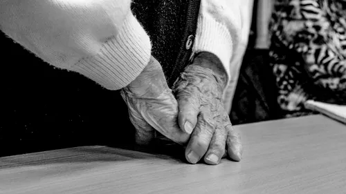COVID-19. Secretarul de stat în Ministerul Sănătății: „Ne punem problema izolării persoanelor peste 70 de ani  la domiciliu”