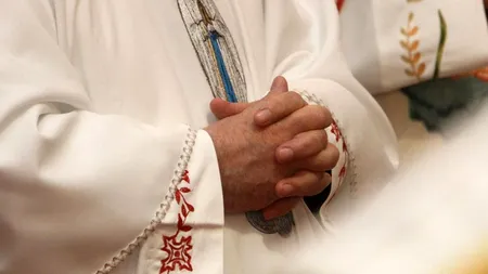 Un preot din Atena a fost arestat după ce a aruncat acid asupra episcopilor care l-au acuzat că este implicat în trafic de droguri