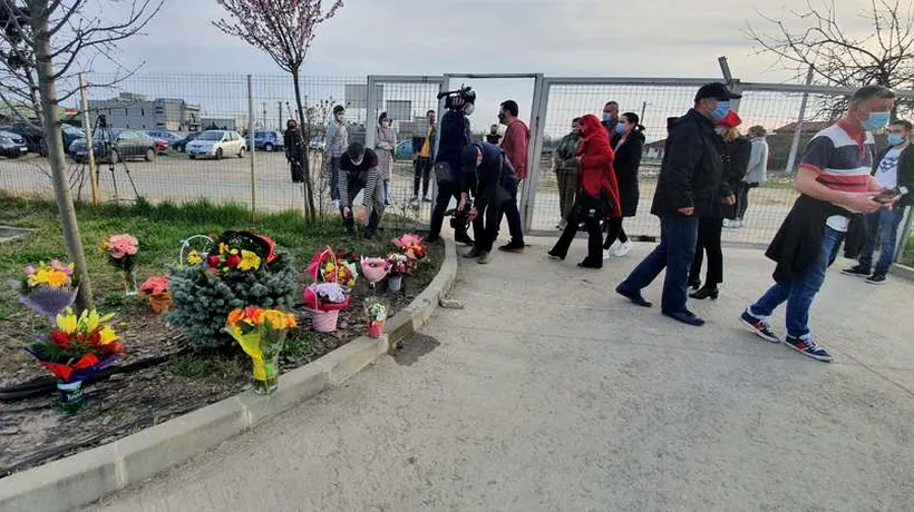 Arad: Flori pentru medicii din secțiile COVID, jigniți de protestatari