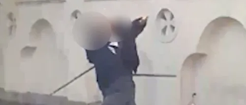 Bătaie cu bețe și pumni, chiar în fața unui sediu de Poliție:  Doi bărbați beți s-au încăierat - VIDEO