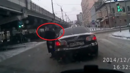 Un șofer din Rusia a fost lovit în spate de o altă mașină. Reacția sa e cu totul surprinzătoare