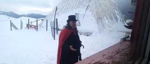 FOTO-VIDEO. Un turist îmbrăcat în vampir, „încălzit” de o sticlă de alcool, oprit de salvamontiştii din Buşteni: „E Dracula, după o lună în Vaslui”