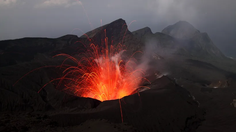 ALERTĂ în Japonia, după ce vulcanul Suwanose a erupt. Roci mari ar putea fi aruncate în aer, pe o rază de aproximativ 2 kilometri în jurul craterului