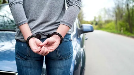 Tânără de 22 de ani, reținută după ce a FURAT o imprimantă a poliției. Mascații au descins la locuința sa