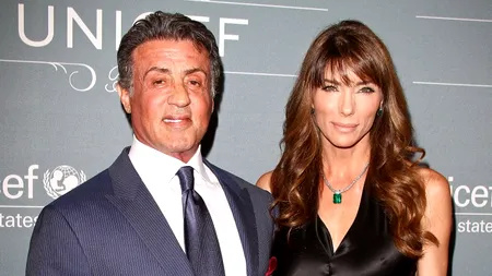 Cum arată soția lui Sylvester Stallone în costum de baie. GALERIE FOTO