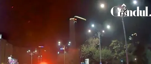 Gândul LIVE. Imagini video cu momentul în care polițiștii se țin de cap de durere, după ce au lovit o mașină în Piața Victoriei