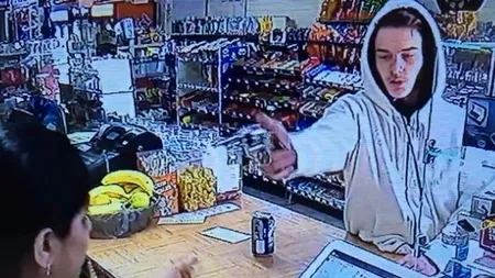 Un tânăr de 17 ani a intrat într-un magazin și a amenințat-o pe casieră cu pistolul. Ce s-a întâmplat în următoarele secunde a fost total neașteptat