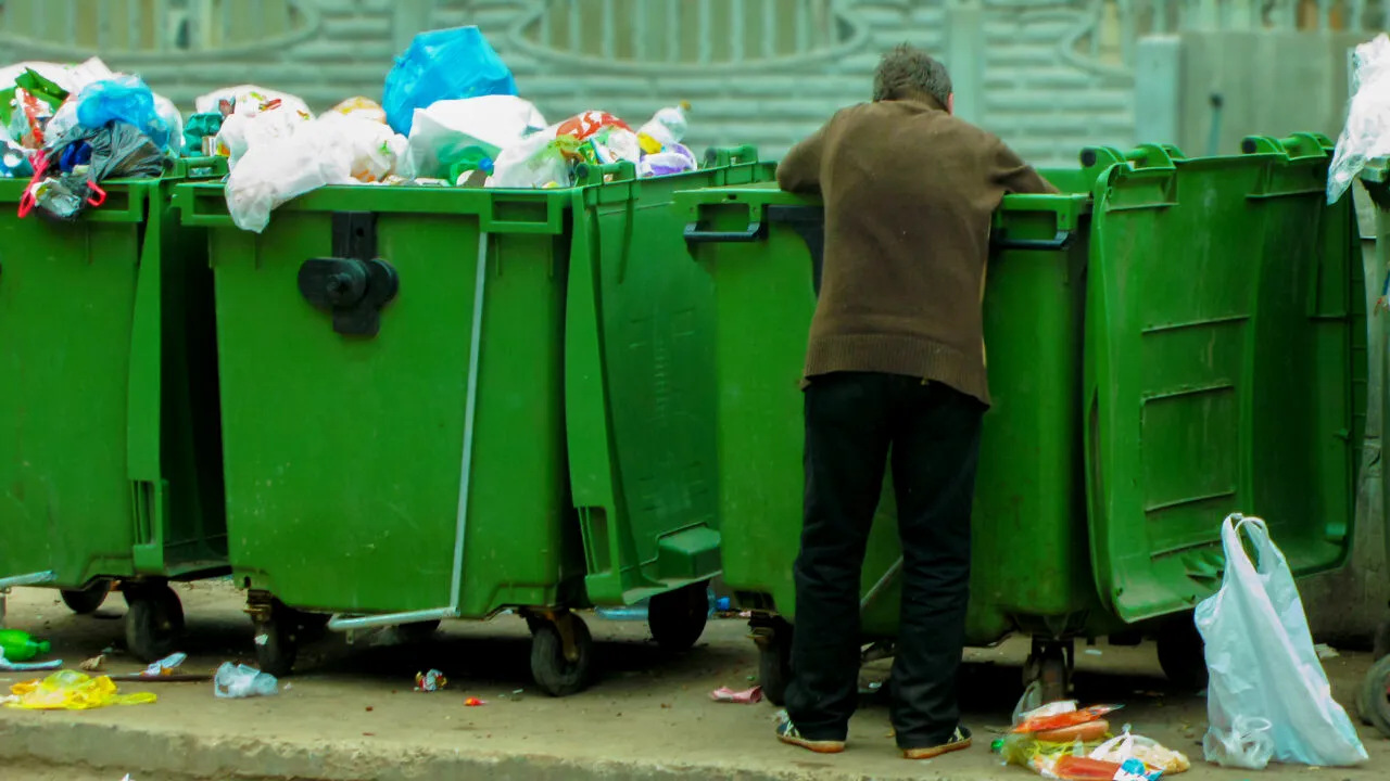 Un german care caută prin gunoaie este, de fapt, MILIONAR. Și-a cumpărat recent a zecea casă