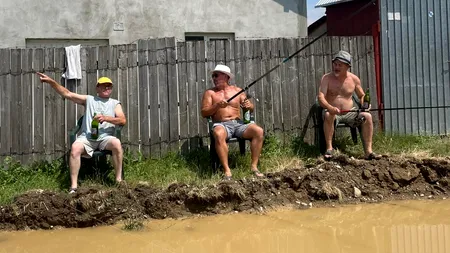 VIDEO | Haz de necaz la Valea Seacă. Localnicii au ieșit „la pescuit” pe bălțile formate în gropile de pe drumuri