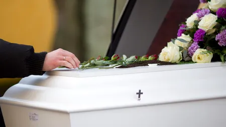 Firmele de pompe funebre pot scumpi înmormântările. Statul ar oferi mai mulți bani pentru ajutorul de deces