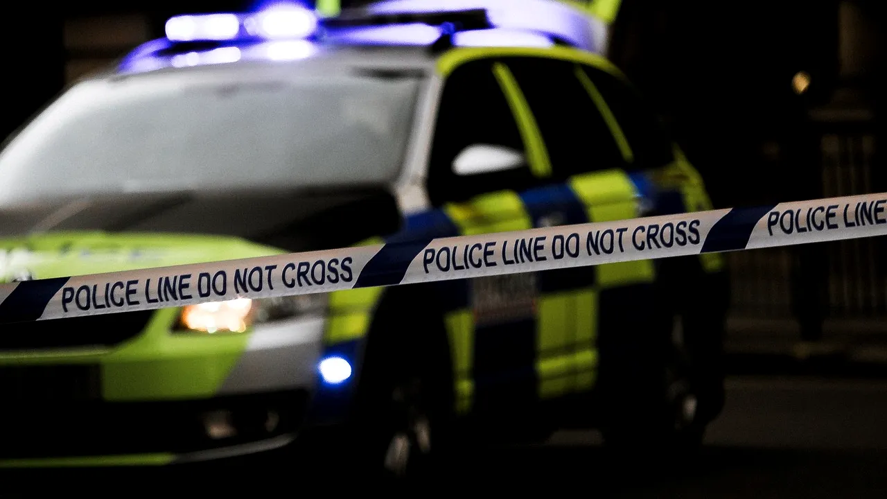 Un tânăr din Sectorul 5 amenință că se aruncă de la etajul 9 al unui bloc din Sectorul 5. Autoritățile au intervenit la fața locului