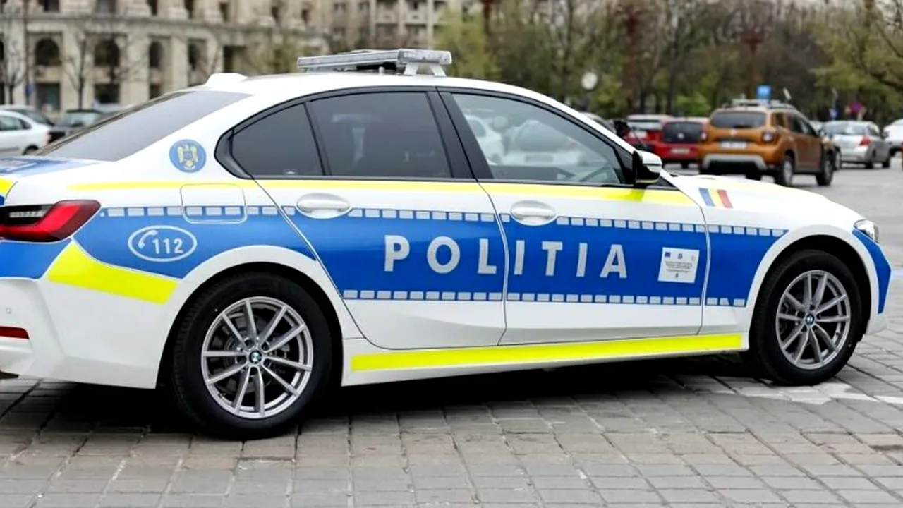 Încă un BMW al Poliției a fost distrus. Doi agenți au fost răniți după ce un șofer nu a acordat prioritate echipajului