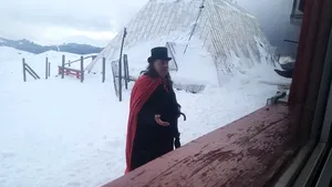 FOTO-VIDEO. Un turist îmbrăcat în vânător de vampiri, „încălzit” de o sticlă de alcool, oprit de salvamontiştii din Buşteni: „E Dracula, după o lună în Vaslui”