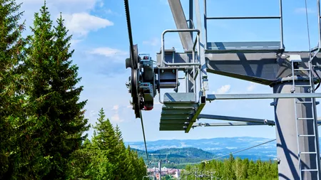 Cel mai înalt lift exterior din Europa, cu o viteză de 152 de metri pe minut, a costat 470.000 de lire sterline
