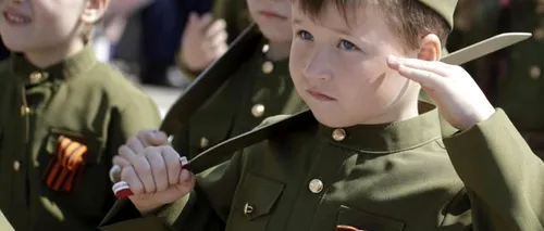 Sute de copii au participat la o paradă militară în Rusia