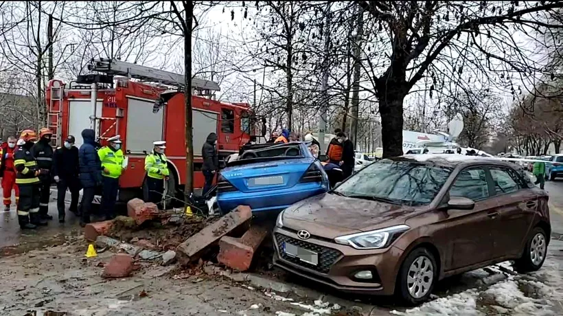 Accident grav în Sectorul 3. Șoferul unei mașini sport a murit, după ce a intrat într-un copac și a fost aruncat prin parbriz (FOTO)