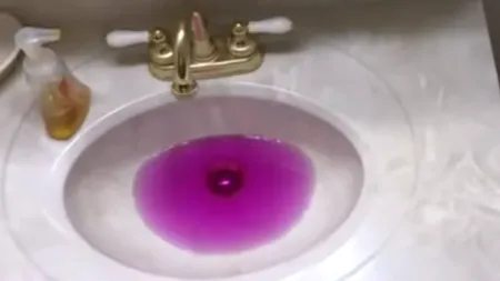 Au deschis robinetele și au rămas șocați: Apa roz, noua „modă