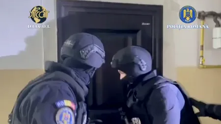 Rețea de proxeneți, destructurată de DIICOT în Dâmbovița. 21 de tinere, exploatate în Marea Britanie. Ce făceau suspecții cu banii din prostituție