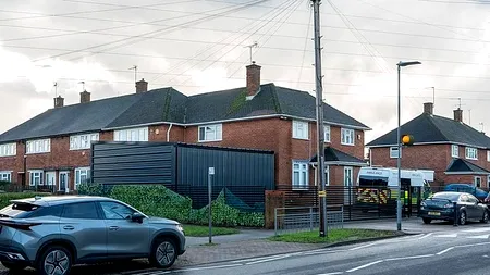 Un român din UK și-a adus vecinii la disperare. Și-a făcut un garaj din tablă uriaș și le-a blocat ferestrele 