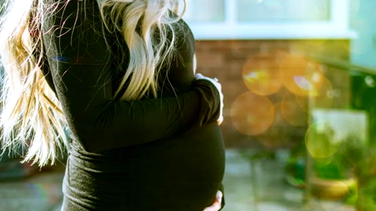 Fetiță de 13 ani, lăsată ÎNSĂRCINATĂ de un bărbat din comună / Mama copilei știa de „relația” dintre ce doi