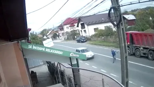 VIDEO. Un bărbat a fost lovit mortal de o mașină pe un drum din județul Argeș. Acesta nu s-a asigurat când a traversat strada