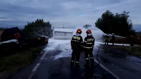 Pericol de explozie pe centura de est a Ploieștiului. O cisternă cu 32 de tone de kerosen, răsturnată pe carosabil (VIDEO)