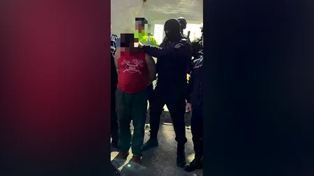 Un bărbat din Botoșani și-a ucis fosta soție cu un cuțit. Înainte de a fugi, și-a înjunghiat soacra și cumnata care se aflau în aceeași casă