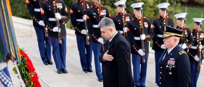 VIDEO | Premierul Marcel Ciolacu a depus o coroană de flori la Cimitirul Arlington din Washington