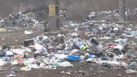 Tone de DEȘEURI textile zac la periferia orașului Târgu Jiu. Hainele vechi sunt aruncate pe câmp, de ani de zile