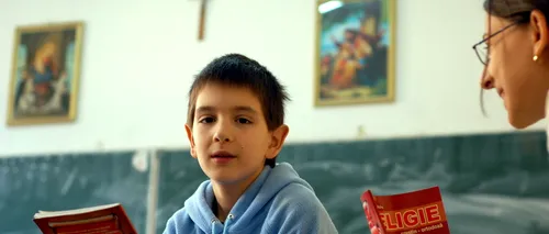 STUDIU. Câți români sunt de acord cu predarea religiei în școli