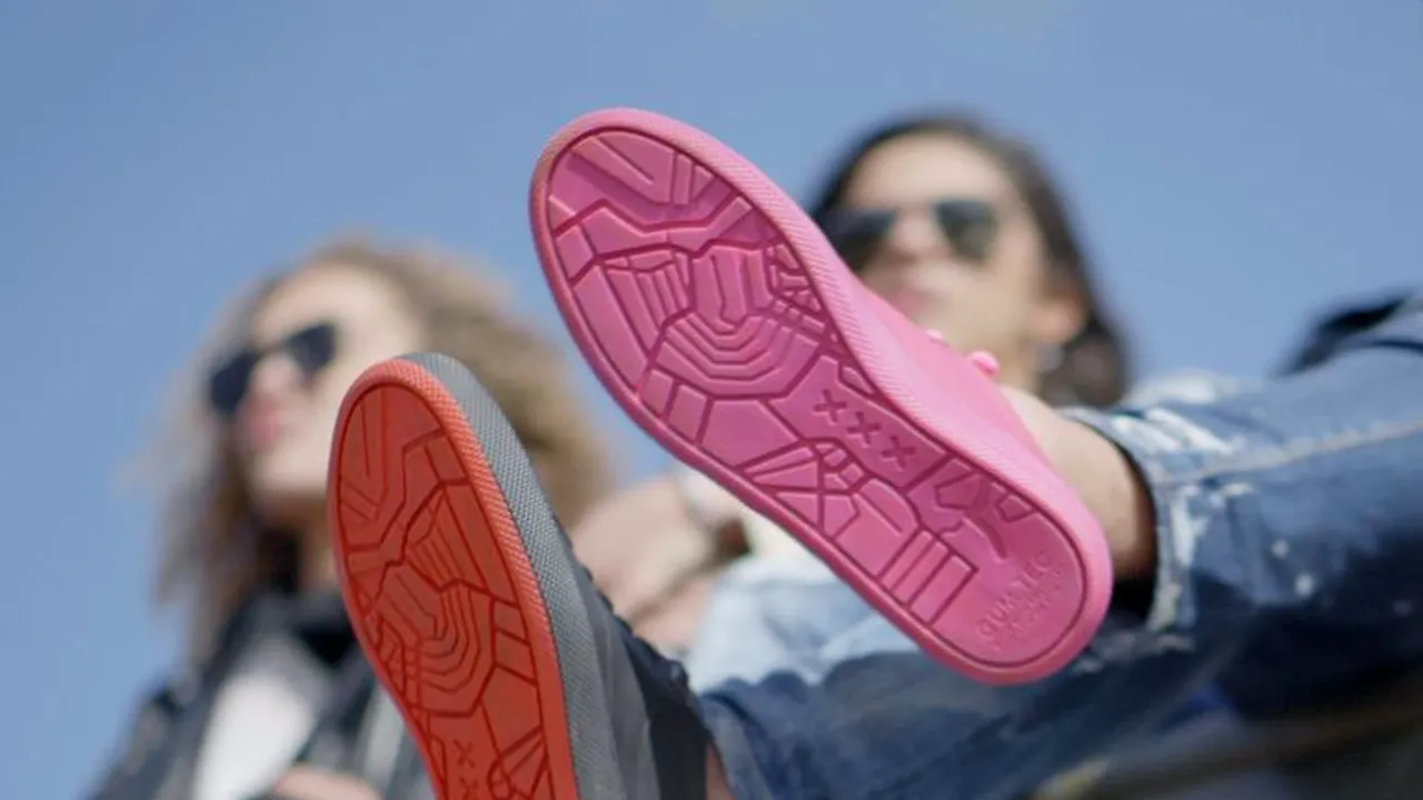 La prima vedere, acești teniși par relativ banali. Detaliul incredibil din spatele procesului de producție