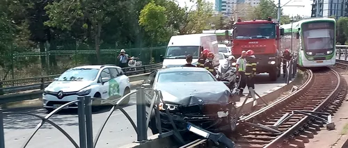 Un șofer de BMW a „paralizat” circulația tramvaielor pe linia 41, după ce a provocat un accident / Bărbatul s-a urcat beat la volan / Reacția STB