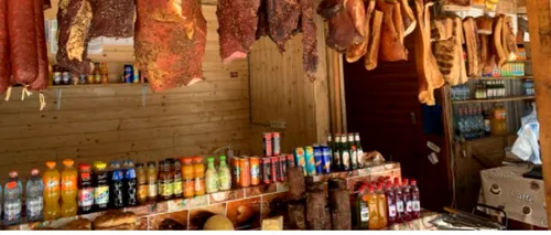 Peste jumătate de tonă de produse alimentare, comercializate la tarabele de pe Transfăgărășan, retrase de la vânzare