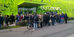 Grevă la Euronews! Aproximativ 100 de salariați protestează în fața sediului european al postului de televiziune: „Avem doar tăieri bugetare şi nu vedem dezvoltare”
