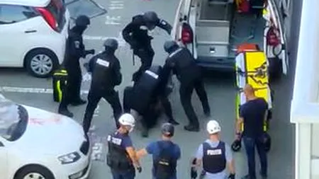 Bărbatul care s-a aruncat de la etaj după ce mascații au descins în locuința lui a murit sub ochii mamei: „Poliția nu a lăsat-o să-și potolească băiatul!” (SURSE)