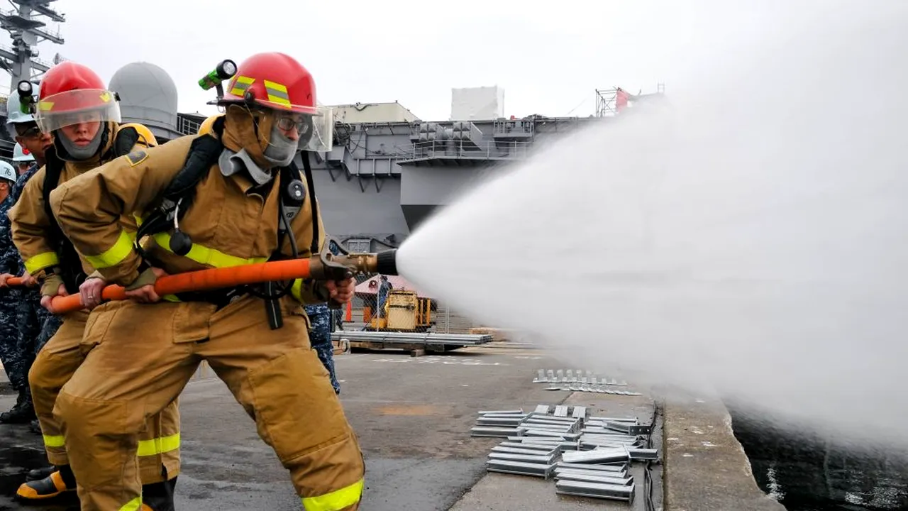Incendiu puternic la bordul unei nave de asalt americane! VIDEO terifiant! USS Bonhomme Richard arde ca o torță