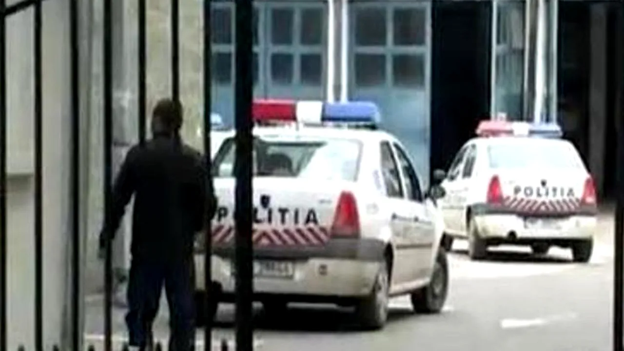 Un bărbat reclamă că a fost oprit în trafic, dus de polițiști la secție și bătut pentru a recunoaște un furt. 