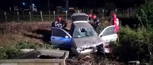 Un mort și trei răniți după ce mașina în care erau a ieșit în decor, în județul Hunedoara 